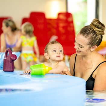 Mutter und Baby im Becken im H2O-Hotel-Therme-Resort Bad Waltersdorf im Thermen- & Vulkanland Steiermark
