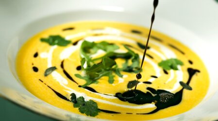 Cream of pumpkin soup refined with pumpkin seed oil | © Thermen- & Vulkanland | Robert Sommerauer I Pixelmaker