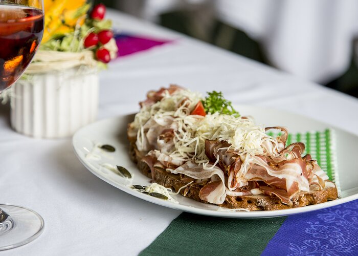 Bacon bread with horseradish (horseradish) in the Styrian Buschenschank | © Steiermark Tourismus | Achim Schmidt