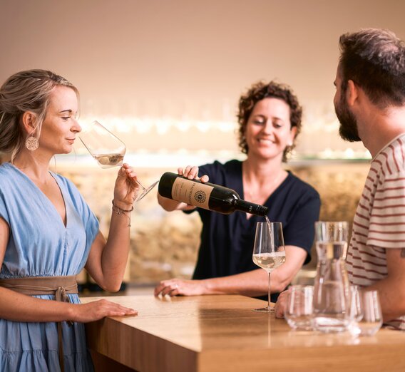 Weinverkostung beim Weingut Frauwallner | © Thermen- & Vulkanland | Robert Maybach