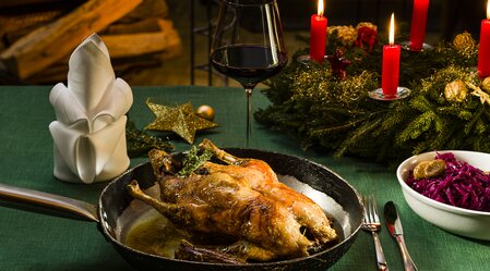 Christmas dinner with advent wreath | © Thermen- & Vulkanland | Pixelmaker | pixelmaker.at