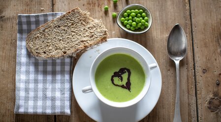 Healthy pea soup with (seed oil) heart | © STG | Tom Lamm