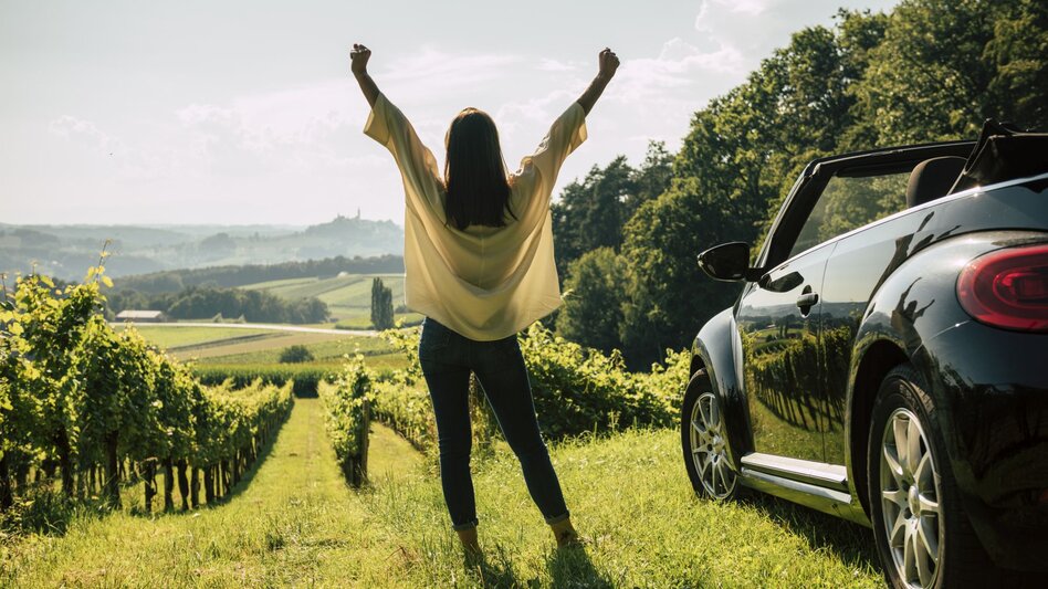 Energie Kraft tanken Lebensfreude Vulkanland Route 66 Cabrio Frau Weingarten Sonne Frühling Sommer Ausblick 