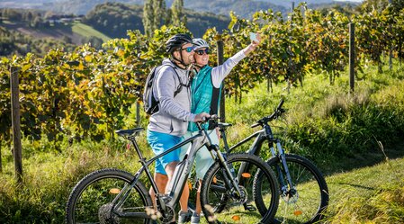 Biker Selfie in den Weinbergen | © Thermen- & Vulkanland | Harald Eisenberger