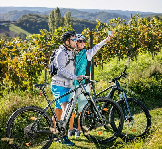 Biker Selfie in den Weinbergen | © Thermen- & Vulkanland | Harald Eisenberger