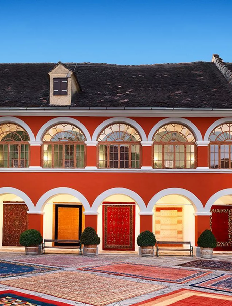 Innenhof Schloss Kornberg bei Teppichaustellung