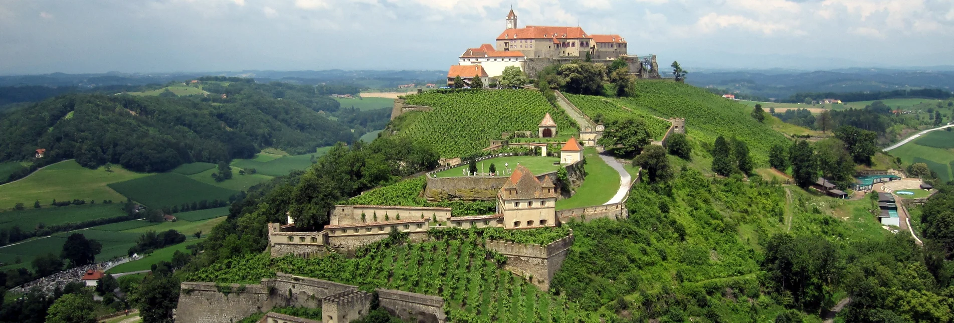 A view of the imposing Riegersburg Castle | © Thermen- & Vulkanland | Harald Eisenberger