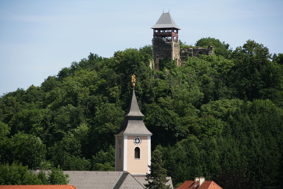 The ruins of Klöch Castle in the wine-growing village of Klöch | © Thermen- & Vulkanland | Harald Eisenberger