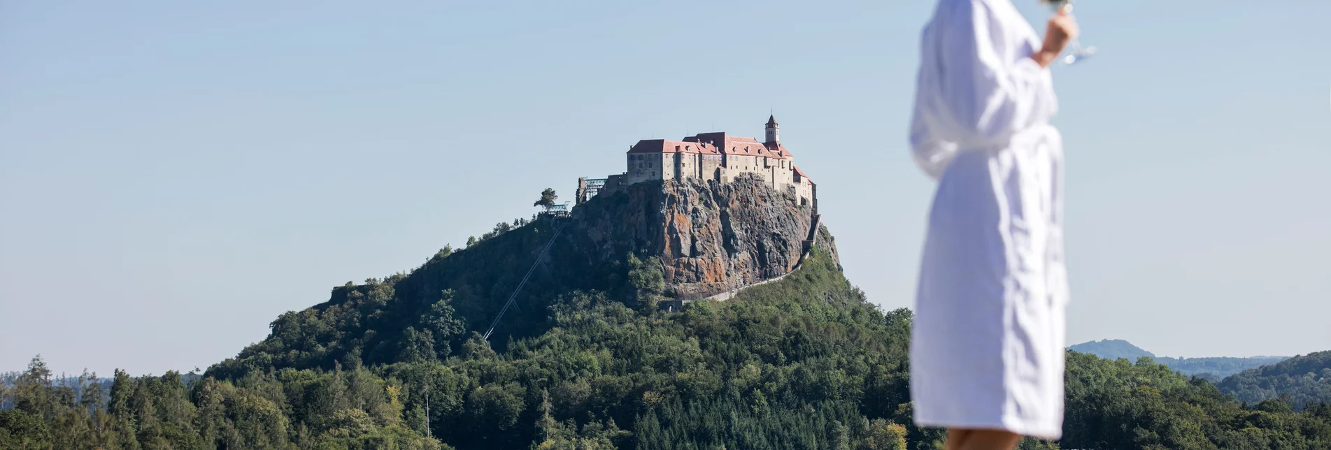 Wellness im Genusshotel mit Blick auf die Riegersburg | © Thermen- & Vulkanland | Harald Eisenberger