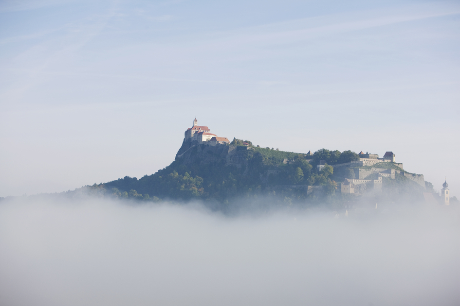 The Riegersburg in the mystical mist | © Thermen- & Vulkanland | Color Solutions
