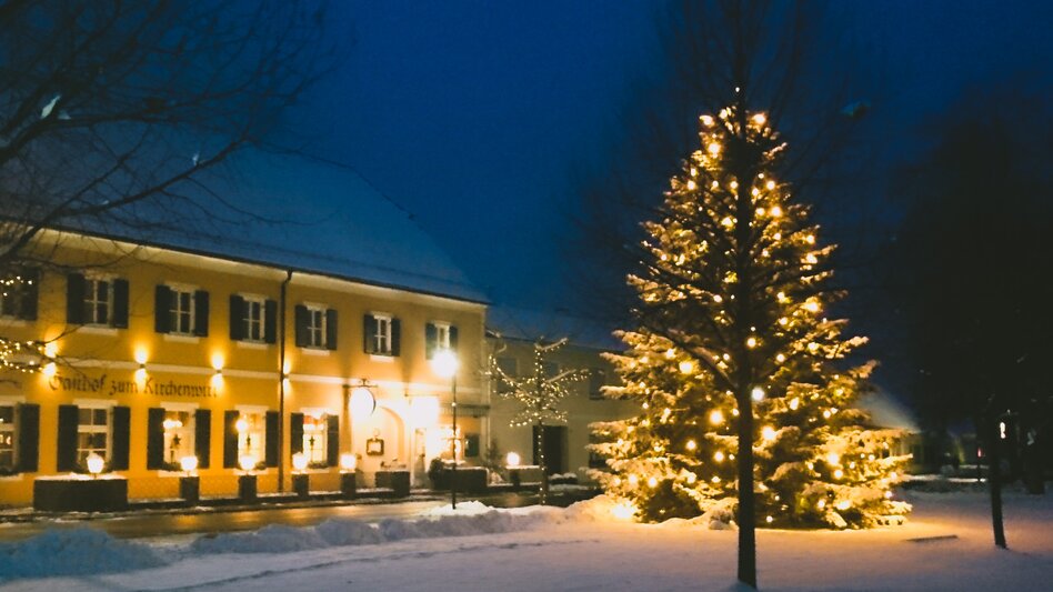 Beleuchteter Weihnachtsbaum in schneebedecktem Dorf | © Gemeinde Großwilfersdorf