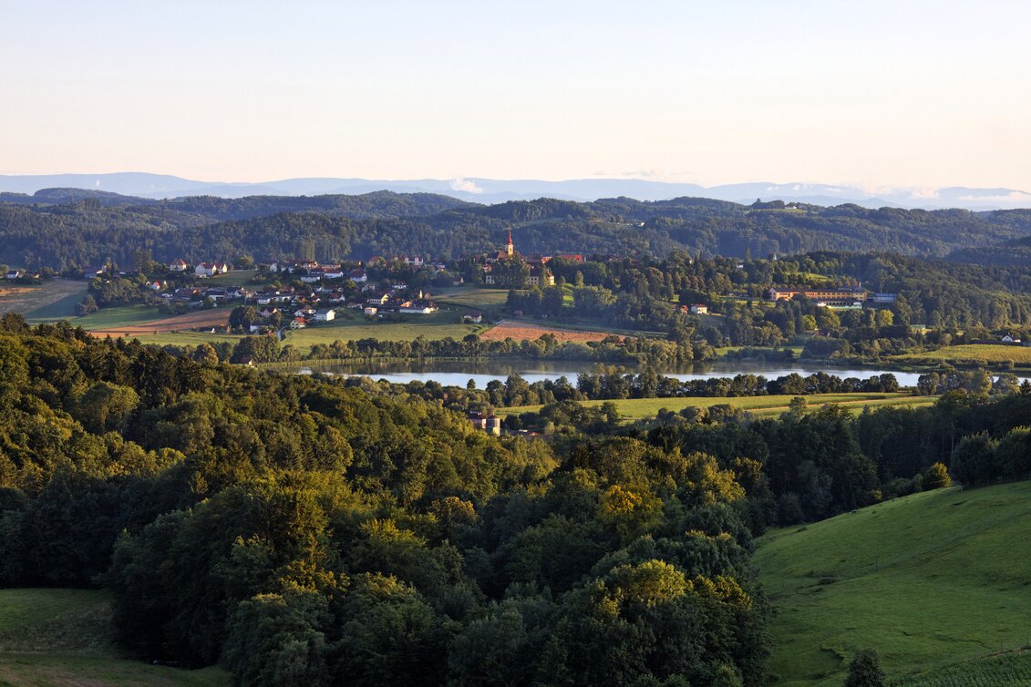 Panoramablick auf die Gemeinde Kirchberg an der Raab mit Raabtal und grüner Hügellandschaft im Thermen- & Vulkanland Steiermark. | © Gemeinde Kirchberg an der Raab