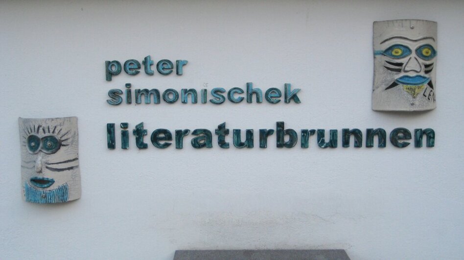 Literaturbrunnen am Dorfplatz in Markt Hartmannsdorf im Thermen- & Vulkanland Steiermark | © TVB Thermen- & Vulkanland | Marktgemeinde Markt Hartmannsdorf
