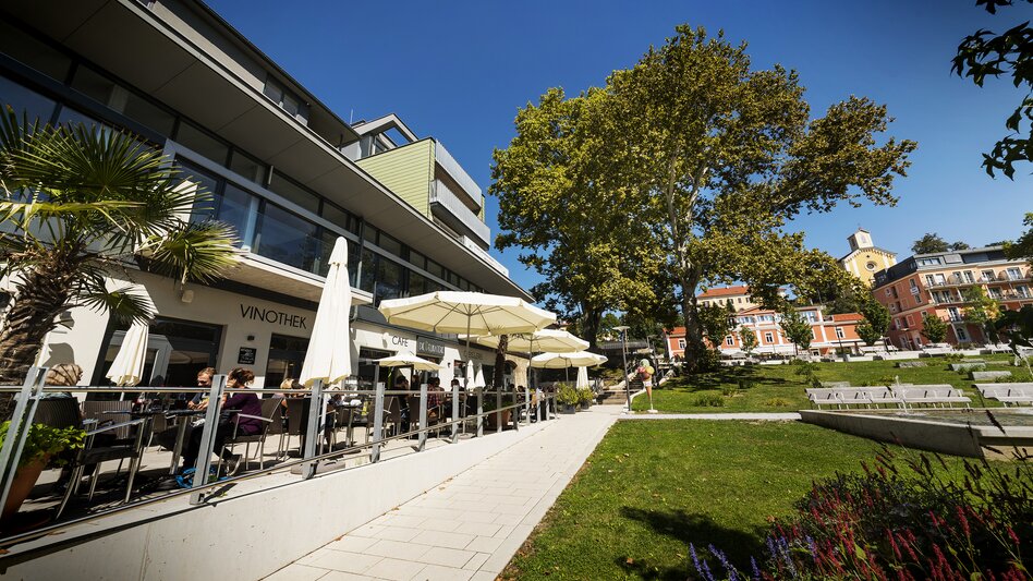 Kurpark Bad Gleichenberg mit Gastronomie und historischer Architektur