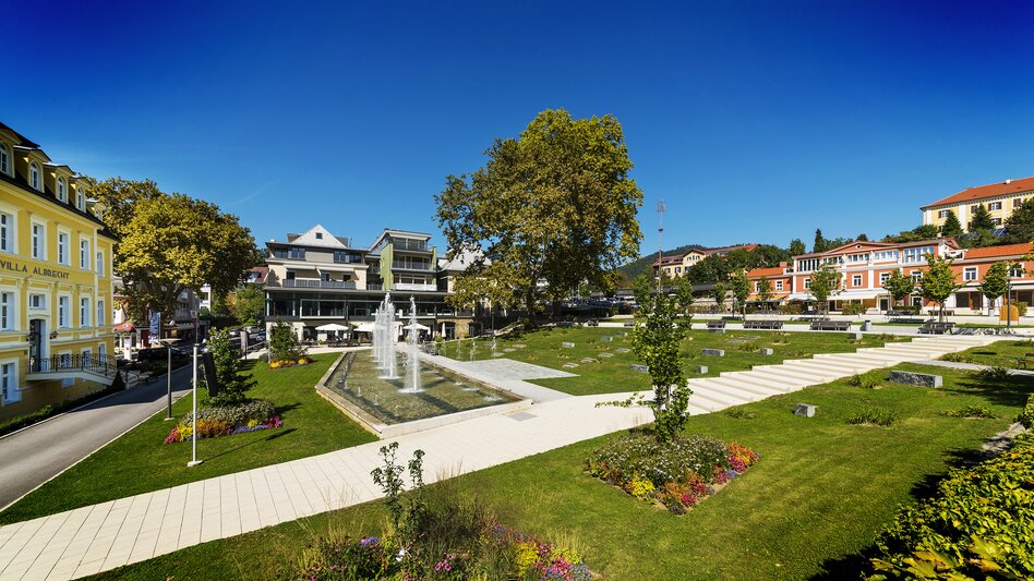Blick auf Villa Albrecht & Delikaterie Hauptplatz Bad Gleichenberg