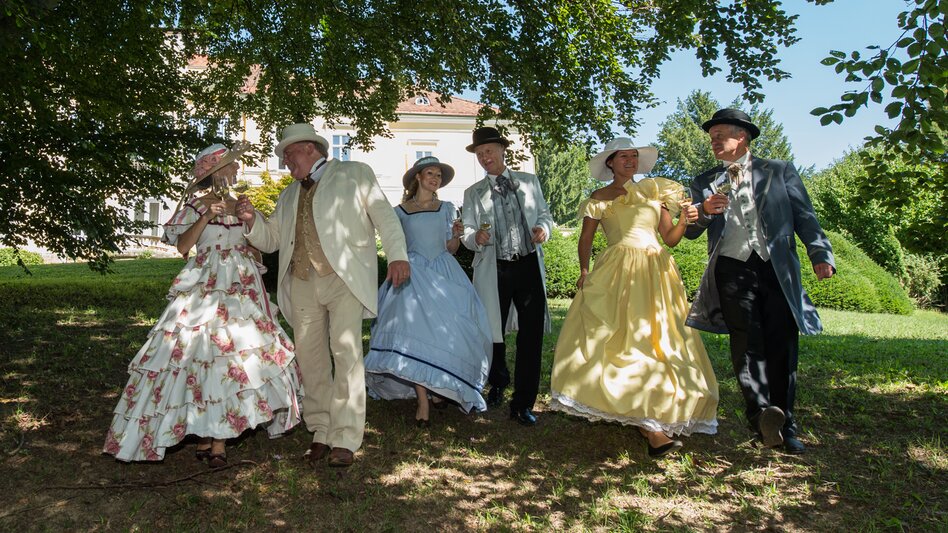Besucher in Kostümen beim Biedermeierfest im Kurpark Bad Gleichenberg