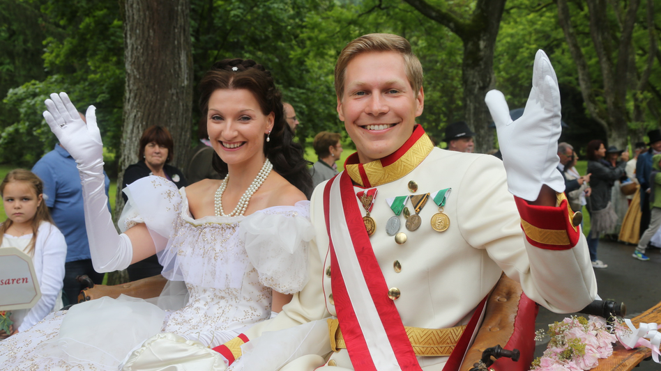 Ein Ehepaar in historischen Gewändern, verkleidet als Kaiserin Sisi und Kaiser Franz Josef beim Biedermeierfest in Bad Gleichenberg