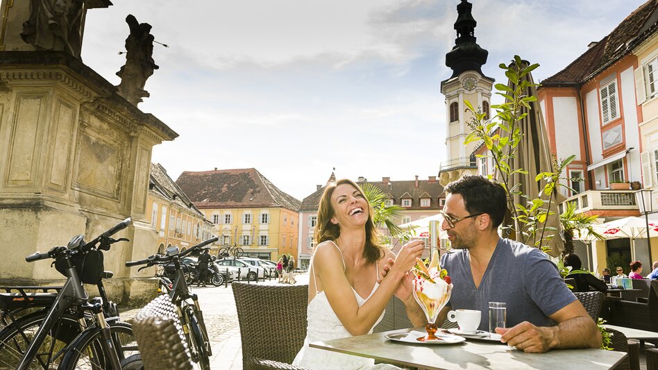 Pärchen isst Eis und genießt die Sonne in Bad Radkersburg
