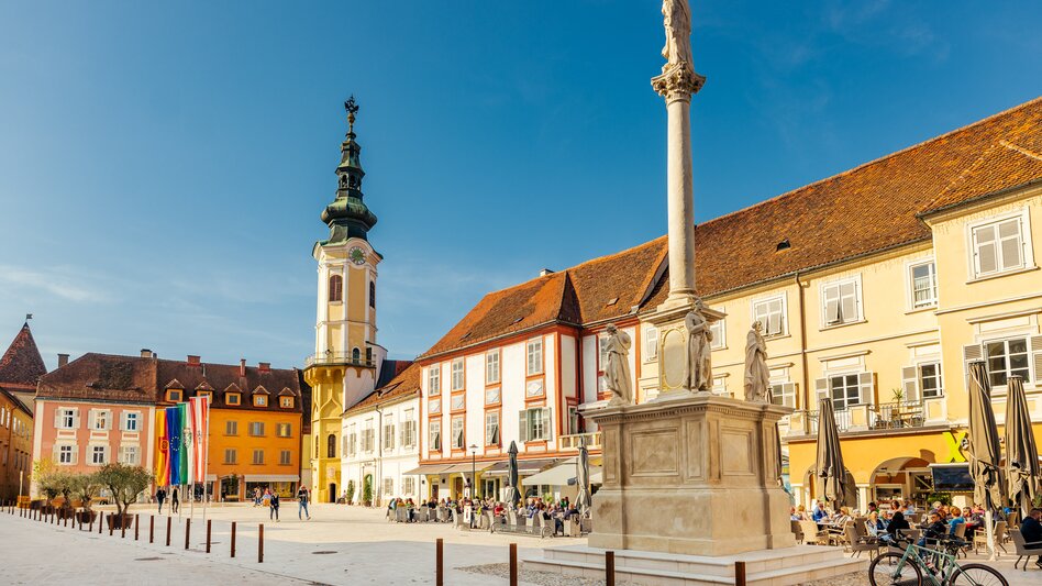 Hauptplatz von Bad Radkersburg im Thermen- & Vulkanland Steiermark: Historische Altstadt mit Stadtpfarrkirche, Mariensäule und Straßencafés – beliebter Treffpunkt für Kultur, Genuss und mediterranes Flair in der Südoststeiermark.