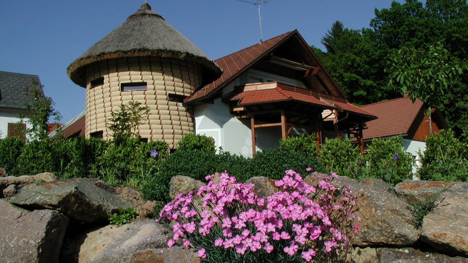 Bienenhaus im Garten eines Wohnhauses | © Bienengarten Edelsbach