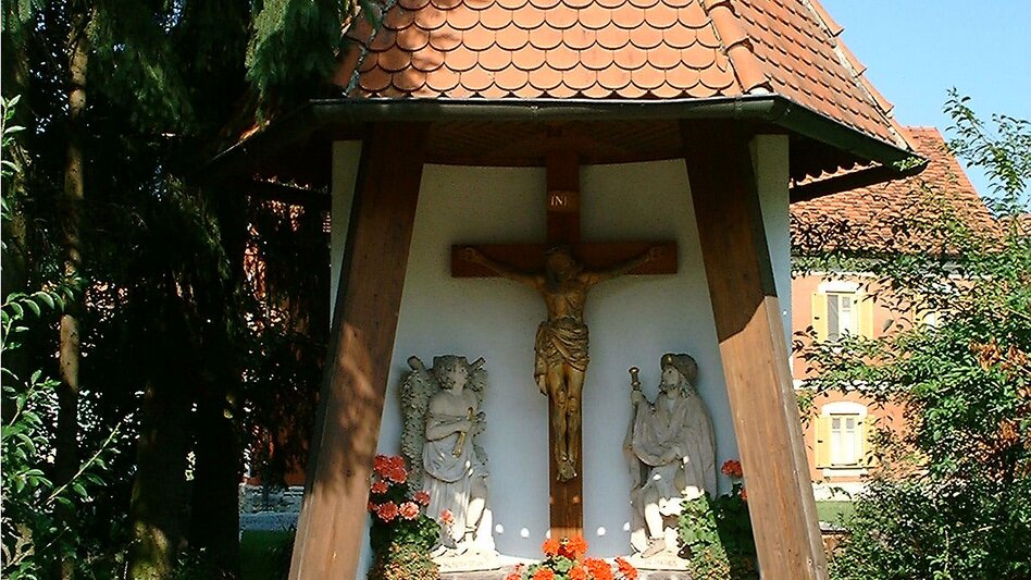Dorfkreuz in Edelsbach bei Feldbach mit Blumenschmuck | © Gemeinde Edelsbach