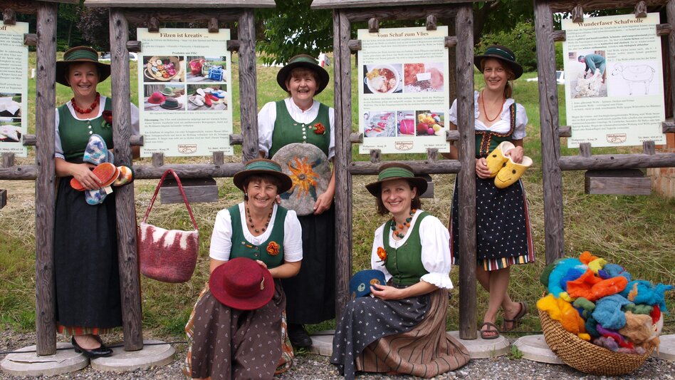 Frauen in steirischer Tracht mit Produkten aus Wolle | © Wollgenuss Edelsbach