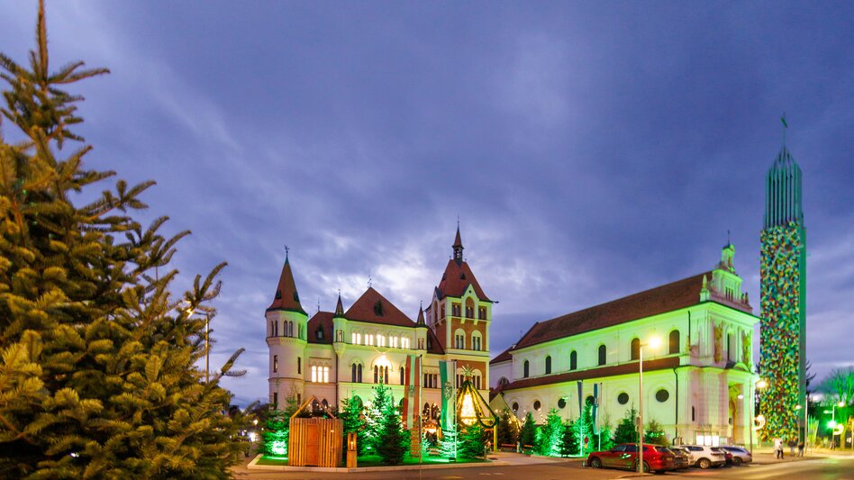Das Rathaus erstrahlt im weihnachtlichen Flair