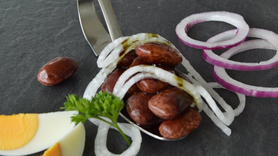 Löffel mit steirischen Käferbohnen, Zwiebel, Ei und Kürbiskernöl | © Tourismusverband Thermen- & Vulkanland | pixelmaker.at