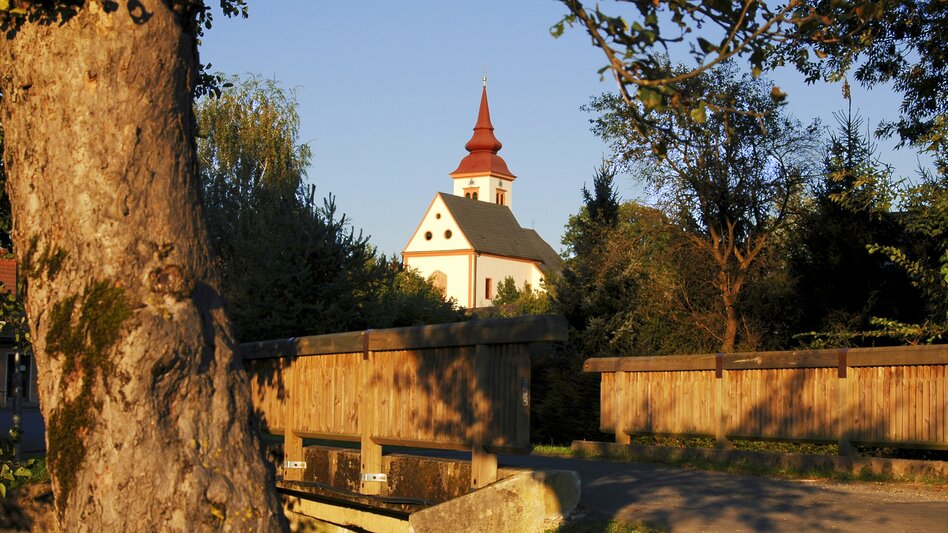 Blick auf die Kirche in Halbenrain bei Abendämmerung