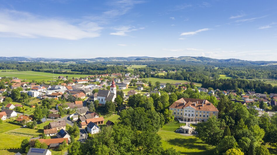Blick von oben auf Gemeinde und Schloss Halbenrain | © Tourismusverband Thermen- & Vulkanland | pixelmaker.at