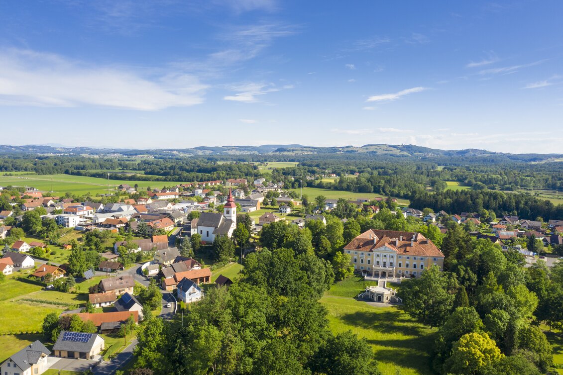 Blick von oben auf Gemeinde und Schloss Halbenrain | © Tourismusverband Thermen- & Vulkanland | pixelmaker.at
