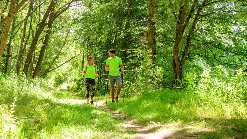 Pärchen walkt entlang der südoststeirischen Murauen | © Tourismusverband Thermen- & Vulkanland | pixelmaker.at