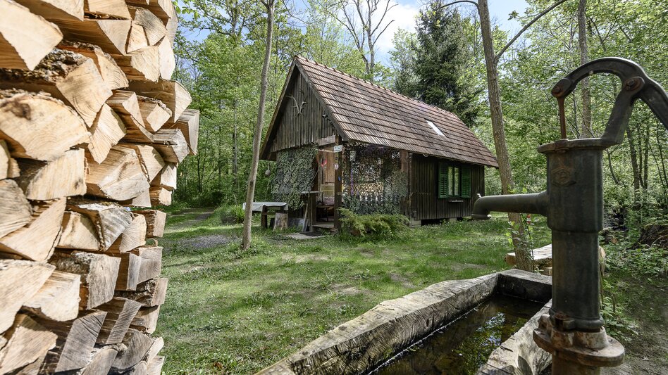 Jagerhütte, Holzstoß und Brunnen am K13 Murauen Weg | © Tourismusverband Thermen- & Vulkanland | pixelmaker.at