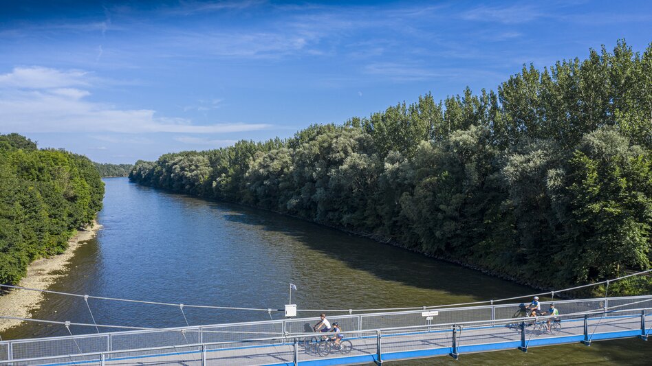 Radfahrer auf Brücke über die Mur | © Tourismusverband Thermen- & Vulkanland | pixelmaker.at