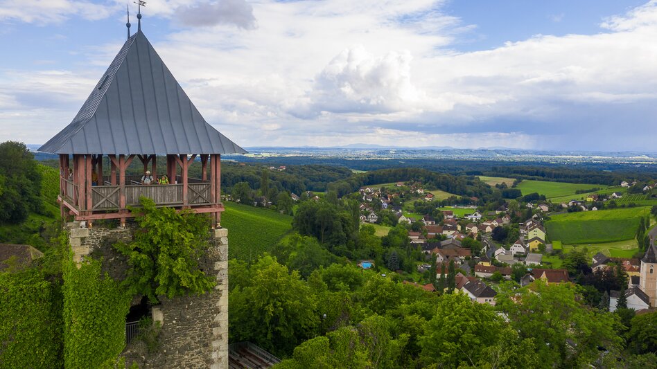 Burgruine Klöch mit Blick über die Weinregion | © Tourismusverband Thermen- & Vulkanland | pixelmaker.at