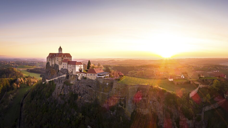 Sonnenaufgang hinter der Riegersburg im Thermen- & Vulkanland Steiermark