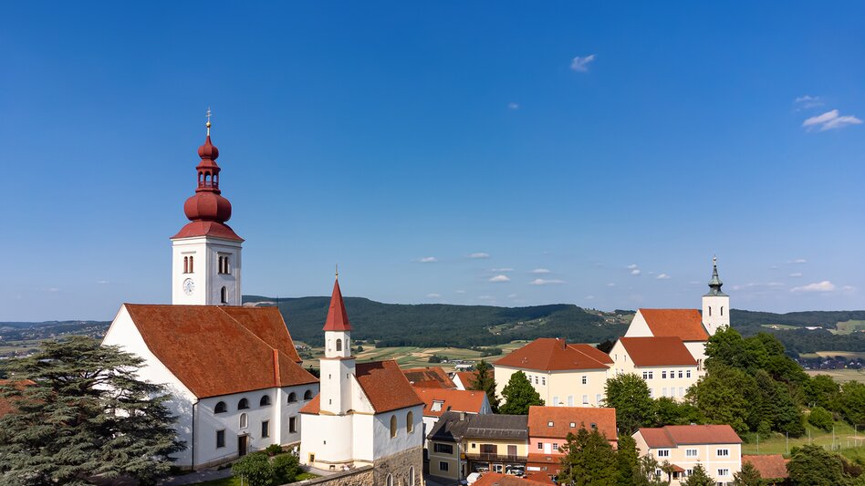 Rote Dächer und Kirchtürme am Himmelsberg in Straden im Thermen- & Vulkanland Steiermark | © ORF, Schöttl