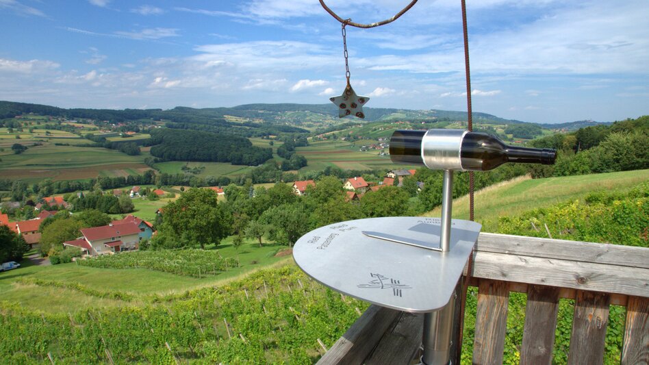 Aussichtspunkt mit Blick über die Weinberge und die sanfte Hügellandschaft rund um Tieschen im Thermen- & Vulkanland.