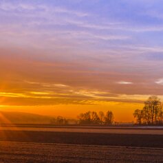 Sonnenaufgang über Winterlandschaft im Thermen- & Vulkanland