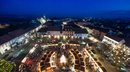 Advent market at the main square in Fürstenfeld | © Thermen- & Vulkanland | Jean Van Luelik PHOTOGRAPHER