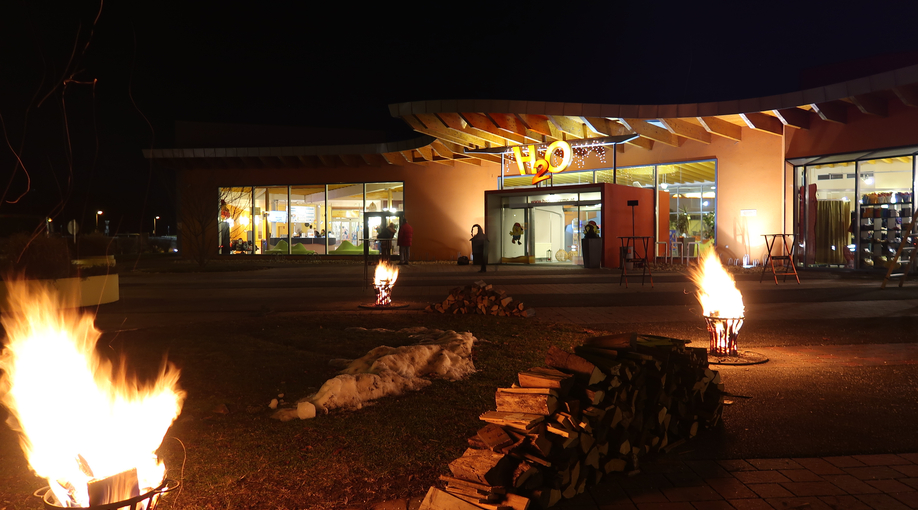 Brennende Feuerschale vor dem Eingang zum H20-Hotel-Therme-Resort