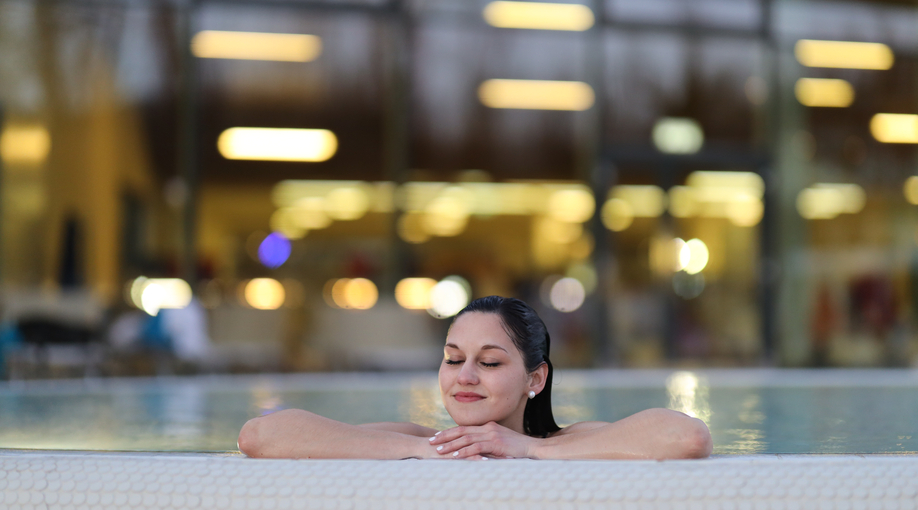 Junge Frau entspannt am Rand des Thermenbeckens Parktherme Bad Radkersburg
