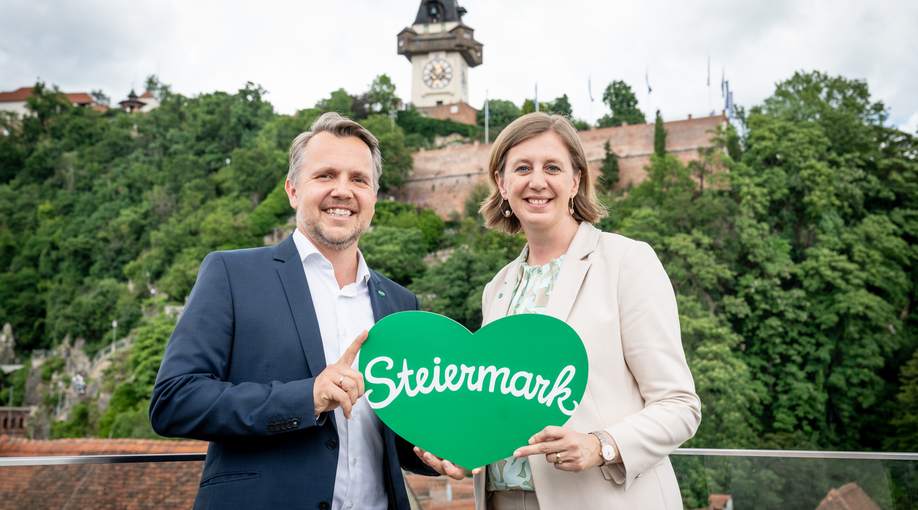 Michael Feiertag und Landesrätin Barbara Eibinger-Miedl mit Blick auf den  Uhrturm in Graz