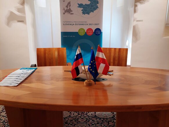 Tisch der Unterzeichnung vom Interreg Kooperationsprogramm