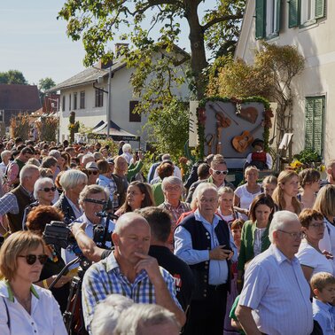 Winzerumzug in St. Anna am Aigen Gäste kommen zum Einzug 