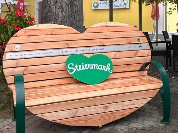 Die Steiermark-Bank beim Gasthof Zum Lindenhof