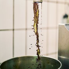 Echtes steirisches Kürbiskernöl fließt aus der Ölmühle