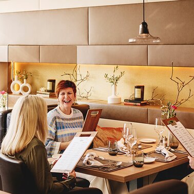 Girlfriends eat at the restaurant in Thermen- & Vulkanland