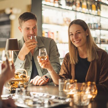 Couple tasting whiskey at David Gölles - House of Whiskey, Gin & Rum