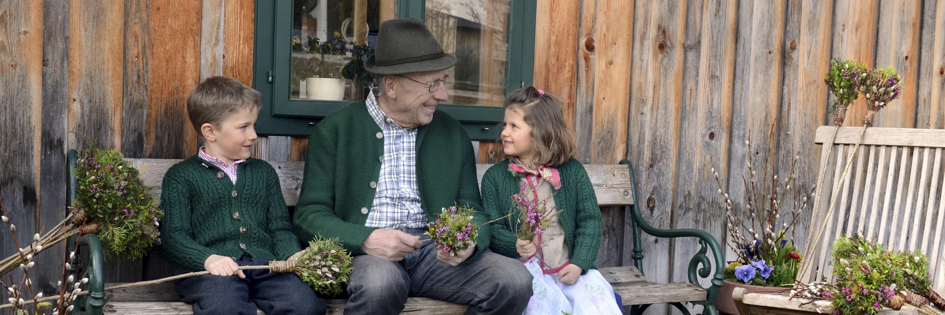Großvater und Enkelkinder beim Palmbuschenbinden | © c Steiermark Tourismus / bigshot.at | Erich Hagspiel Großvater und Enkelkinder beim Palmbuschenbinden | © c Steiermark Tourismus / bigshot.at | Erich Hagspiel
